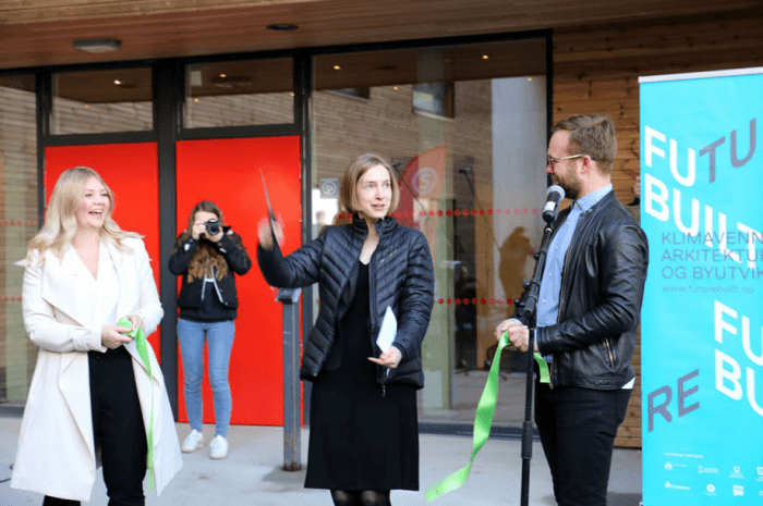 Massivtrehusene på Kringsjå Studentby ble åpnet av utdanningsminister Iselin Nybø (midten), Elisabeth Holien (Velferdstinget) t.v. og SiOs styreleder Vetle Bo Saga (t.h.). Foto: Unni Irmelin Kvam/SiO)